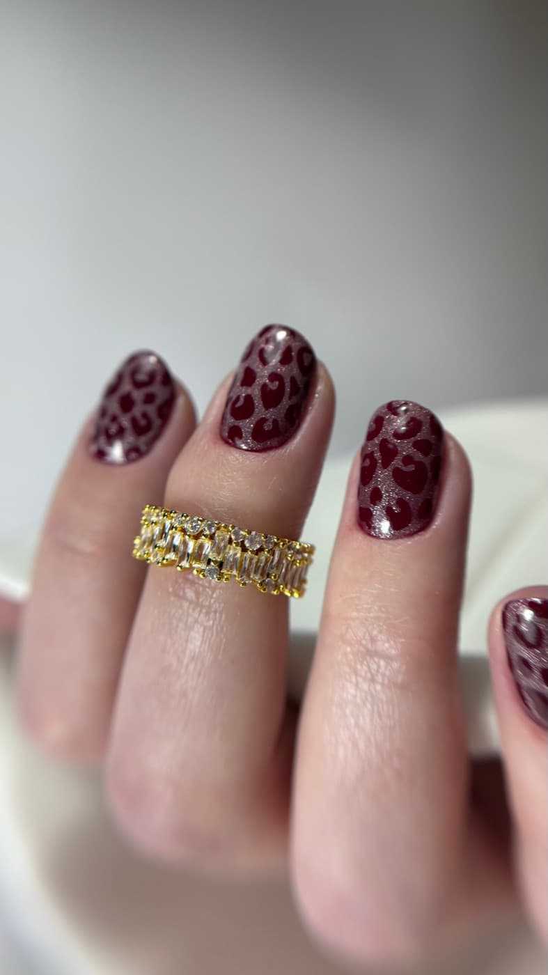 Leopard-neglekunst i burgunder - Beauty Concept by Adrianna Drammen