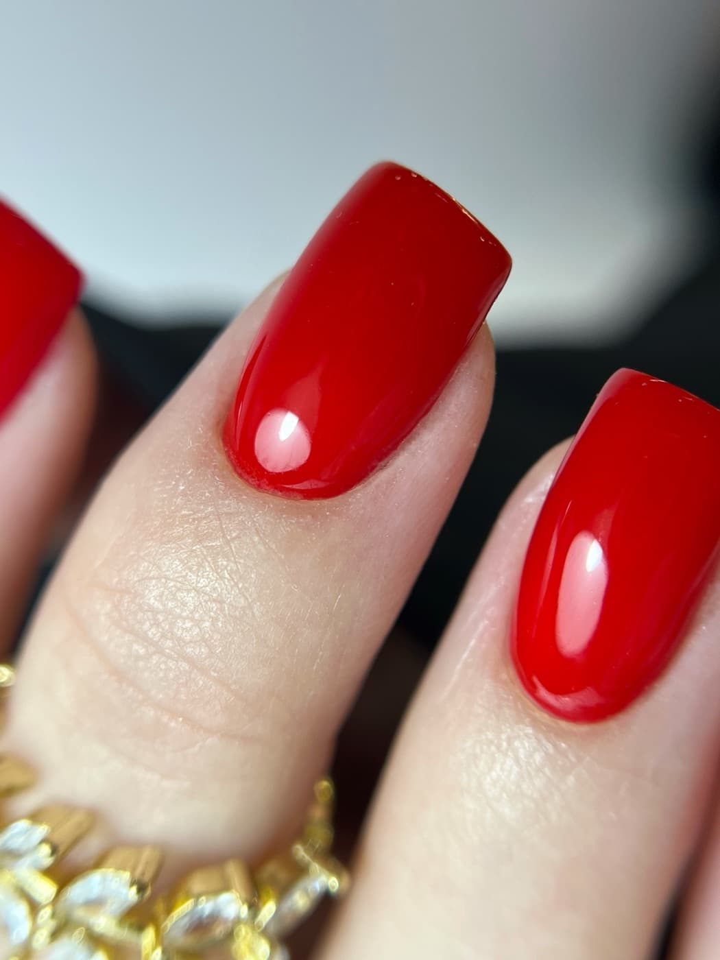 Hybridmanikyr i rødt utført i Beauty Concept by Adrianna, Drammen - nærbilde av neglene