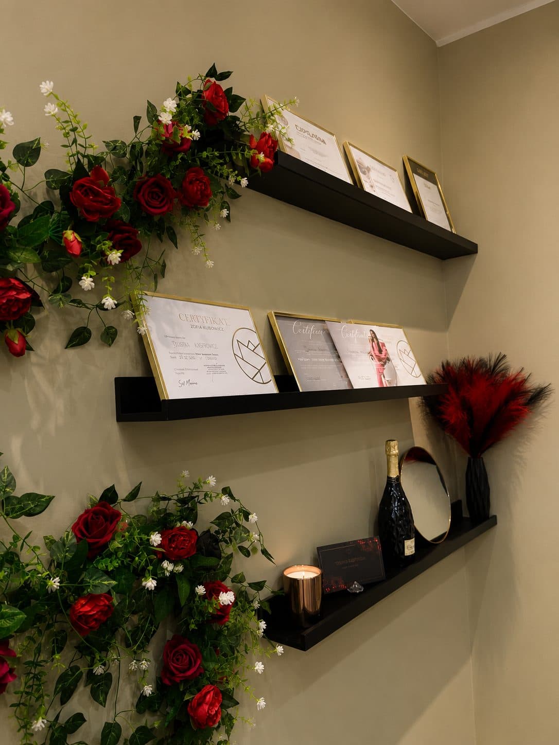 Hylle med blomsterdekor i behandlingsrommet - Beauty Concept by Adrianna