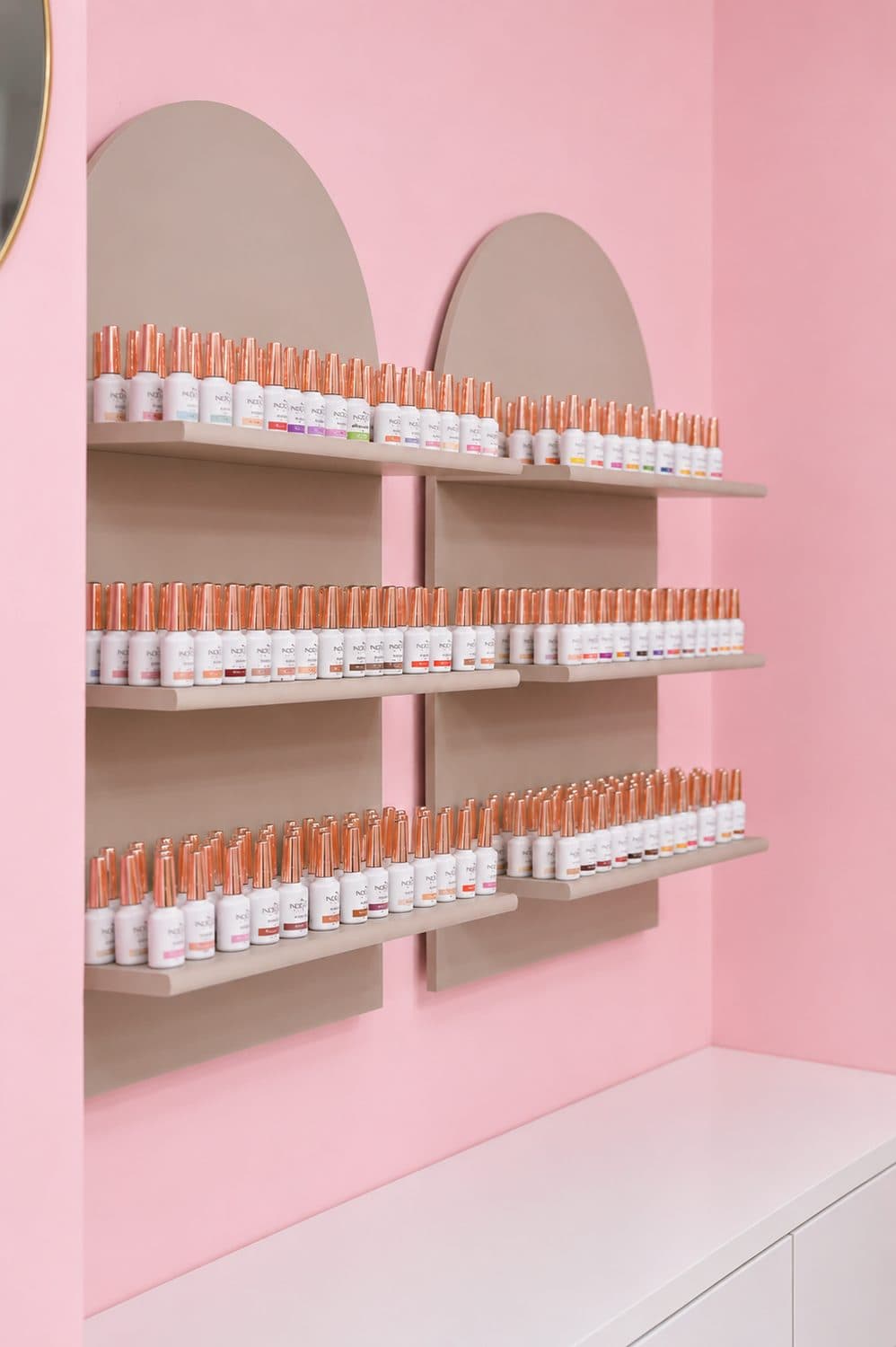 Hylle med gellakk i alle nyanser - Beauty Concept by Adrianna