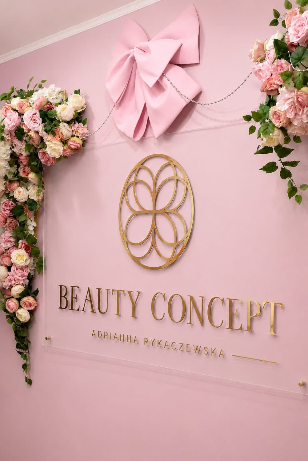 Logoveggen med blomsterdetaljer - Beauty Concept by Adrianna