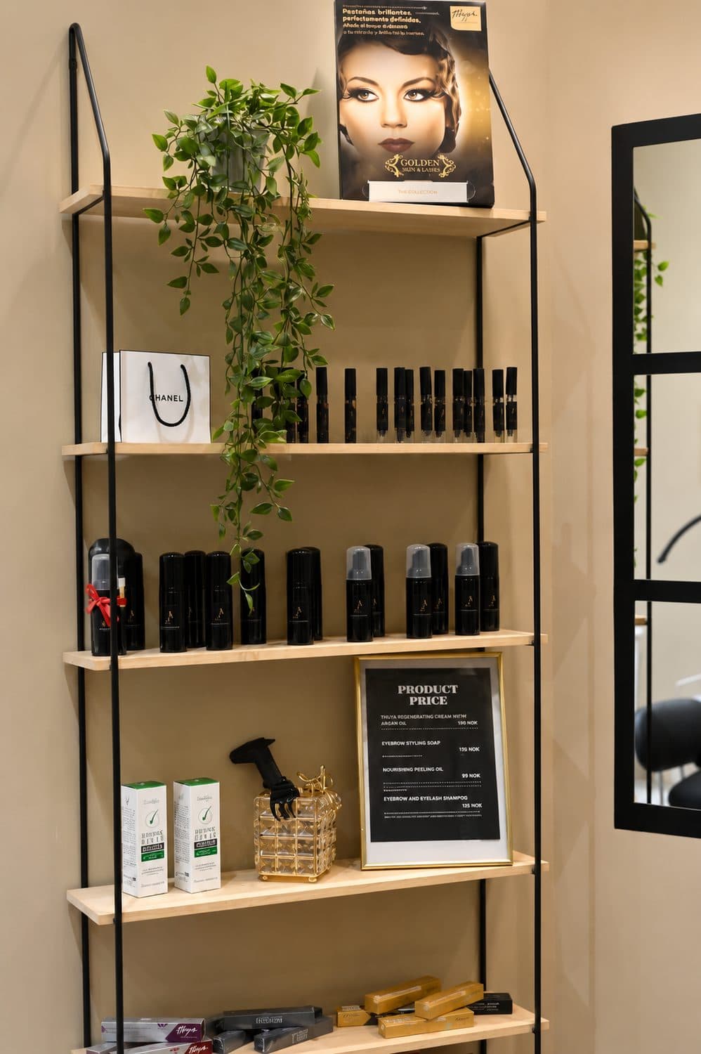 Produkthylle i behandlingsrommet - Beauty Concept by Adrianna