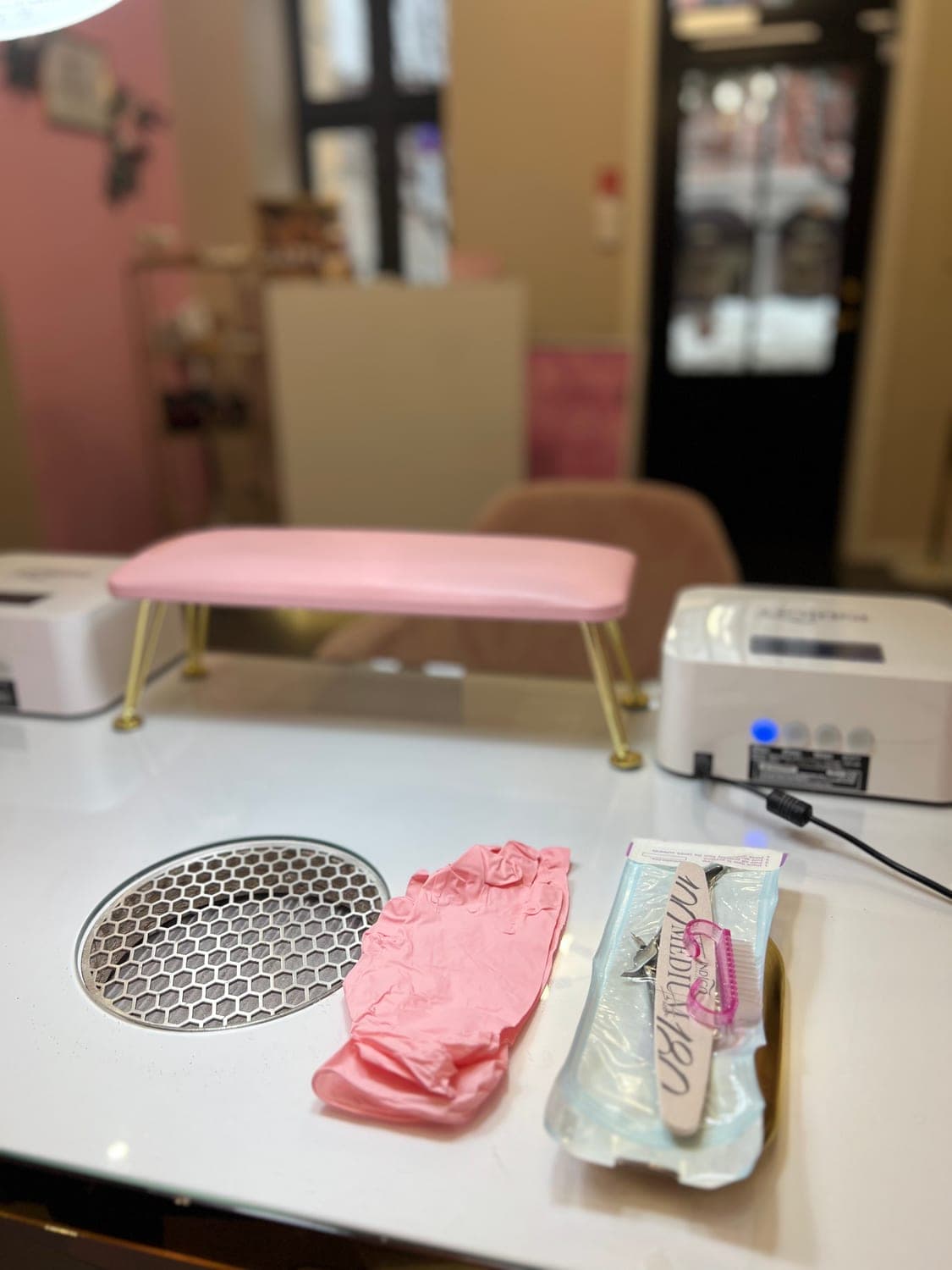 Sterilt engangsutstyr og hansker klargjort ved manikyrstasjonen - Beauty Concept by Adrianna